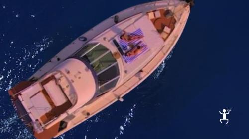 Cooking class on a vintage boat and tour of the Sorrento Coast – an experience for couples, groups, and team building in Campania