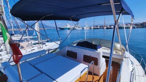 Cooking class on a vintage boat with lunch and a tour of the Sorrento Coast – ideal for groups and team building in Campania