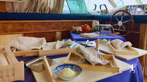 Cooking class in Castellammare di Stabia, panoramic boat tour of the Sorrento Coast, and lunch with wine tasting for couples and groups