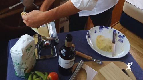 Cooking class on a vintage boat along the Sorrento Coast – lunch and tasting for couples, groups, and families in Campania