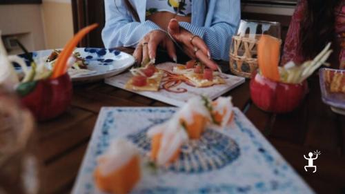 Risotto con vongole, zucchine e pomodorini preparato dallo chef a bordo, cena esclusiva per coppie in Campania