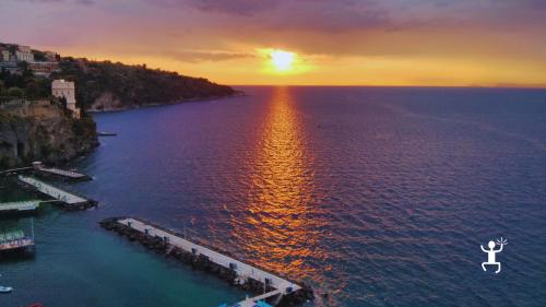 Tramonto sulla Costiera Sorrentina visto dalla barca, con aperitivo romantico per coppie, gruppi e idee regalo in Campania