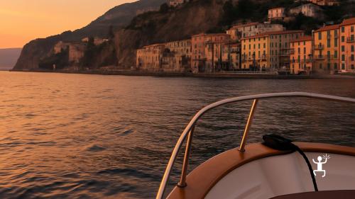 Serata romantica in barca con brindisi e vista tramonto, ideale per addii al nubilato, coppie e tour in Campania