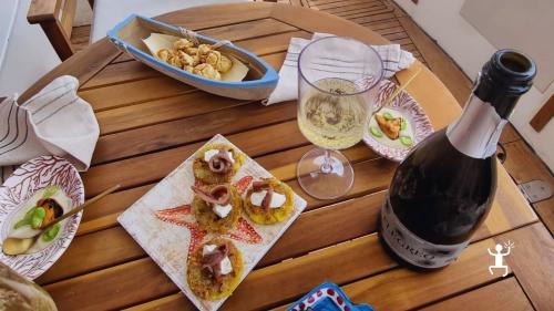 Piatto di pesce fresco con limone di Sorrento servito a bordo, cena gourmet per esperienze romantiche in Campania