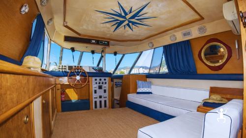 Brindisi romantico con vino al tramonto in barca, perfetto per anniversari, addii al nubilato e tour di coppia in Campania