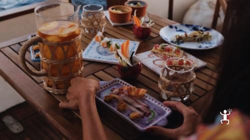 Risotto con vongole, zucchine e pomodorini preparato dallo chef a bordo, cena esclusiva per coppie in Campania