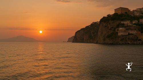 Esperienza romantica con pernottamento in barca al tramonto, vista su Vico Equense, Piano, Meta e Sorrento per coppie e idee regalo