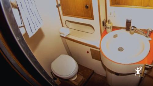 Interno cabina romantica con letto matrimoniale, ideale per coppie e proposte di matrimonio in Campania