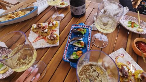 Tartare di pesce con burrata e avocado in barca, perfetta per coppie e tour romantici in Campania sulla Costiera Sorrentina