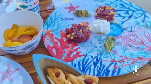 Piatto gourmet preparato in barca, perfetto per esperienze romantiche e degustazioni in Campania