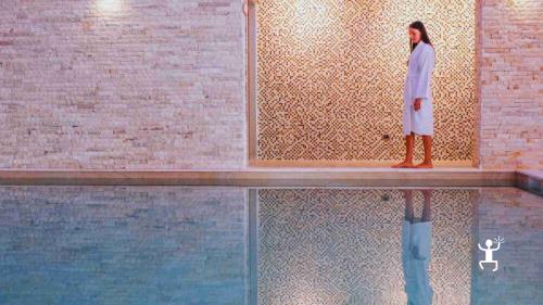 Giornata di relax e benessere con piscina riscaldata e idromassaggio, ideale per coppie e addii al nubilato 