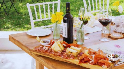 Aperitivo campano con salumi e formaggi locali, perfetto per coppie, gruppi e idee regalo