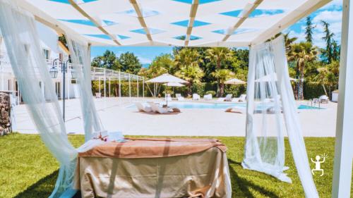 Relax su lettini a bordo piscina in resort spa a Caserta, perfetto per una pausa benessere romantica o di gruppo