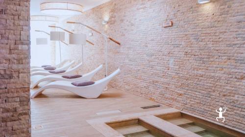 Esperienza relax per coppie o gruppi in piscina riscaldata con idromassaggio in resort in Campania