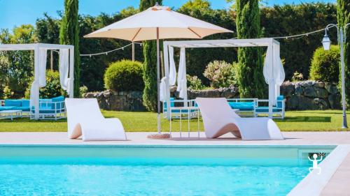 Relax estivo in resort con piscina panoramica, perfetto per coppie o gruppi in cerca di benessere in Campania