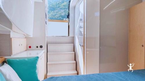 Esperienza ideale per addii al celibato e gruppi, tour panoramico con aperitivo e soste bagno nella Penisola Sorrentina