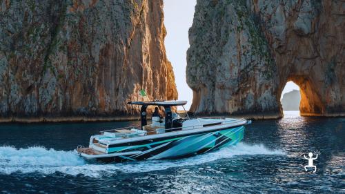 Navigazione rilassante con aperitivo e soste per il bagno nella bellezza naturale della Campania, ideale per coppie e gruppi