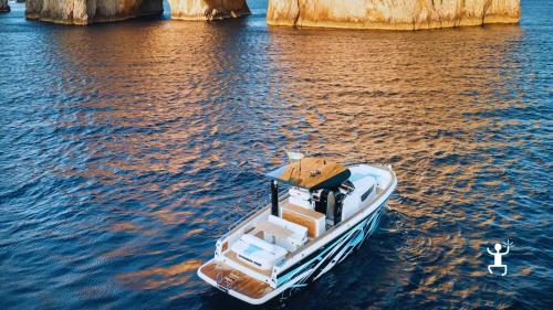 Esperienza perfetta per coppie e gruppi alla scoperta di Capri al tramonto con aperitivo e tuffo nelle acque della Campania