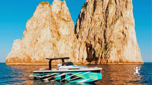 Esperienza in Campania ideale per team building e gruppi di amici,, tour tra le scogliere della Penisola Sorrentina e i Faraglioni