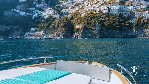 Esperienza ideale per coppie, gruppi di amici o team building, con vista su Positano, Praiano, Nerano e i Faraglioni di Capri