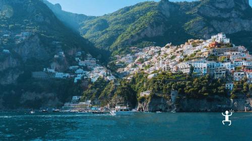 Esperienza per coppie e piccoli gruppi in cerca di un tour suggestivo con tappa a Nerano, Positano e aperitivo a bordo