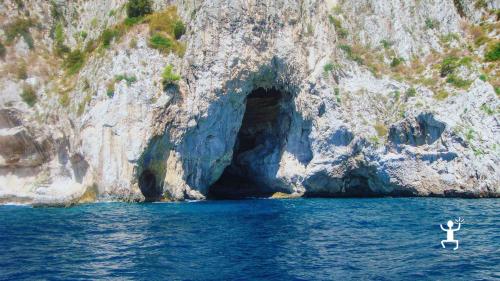 Esperienza per coppie e piccoli gruppi con guida, relax e soste bagno, tra Capri, Nerano, Praiano e Positano