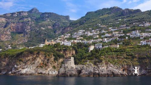 Esperienza ideale per momenti esclusivi in gruppo o in coppia, con aperitivo, soste e scorci pittoreschi di Positano e dintorni