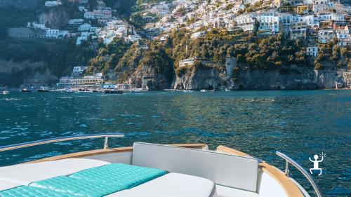 Vista mozzafiato sulla costa di Capri durante il tour in barca, ideale per coppie, gruppi o esperienze aziendali in Campania