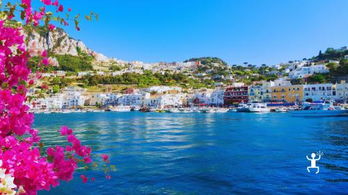 Navigazione tra calette segrete dell’isola di Capri, un’esperienza esclusiva ideale per coppie, gruppi o regalo emozionale in Campania