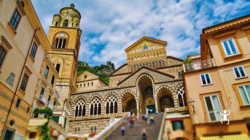 Passeggiata tra vicoli e piazze storiche di Amalfi, perfetta per chi cerca cultura e relax in un tour autentico lungo la Costiera Amalfitana