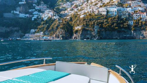 Panorama dal mare sul Golfo di Napoli e sul Vesuvio durante il tour in barca da Sorrento, perfetto per amanti della natura e della fotografia