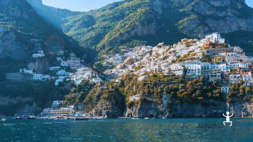 Le iconiche case colorate di Positano viste dal mare, tappa del tour in barca perfetta per famiglie, gruppi e idee regalo in Costiera Amalfitana