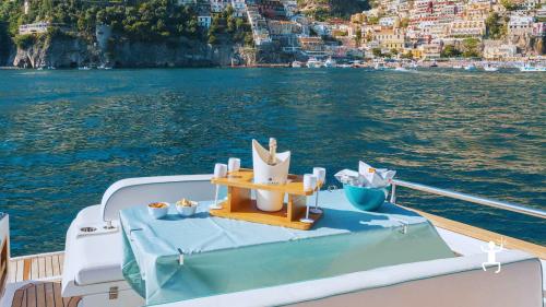 Aperitivo rinfrescante servito in barca durante il tour lungo la Costiera Amalfitana, perfetto per famiglie, gruppi e idee regalo in Campania
