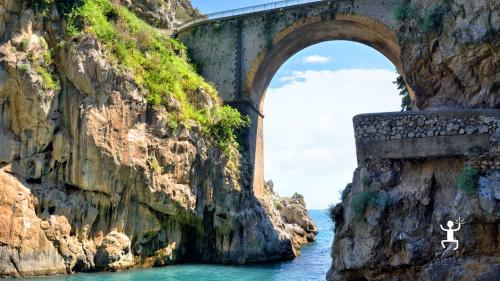 Momento di relax sulla spiaggia di Positano, perfetto per famiglie e coppie che cercano un’esperienza autentica in Costiera Amalfitana