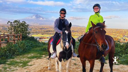 Passeggiata a cavallo a Misterbianco con vista mare Ionio e Etna, esperienza per coppie, gruppi e idee regalo in Sicilia