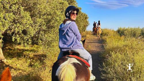 Esperienza a cavallo in Sicilia con panorami sull’Etna e natura incontaminata, ideale per coppie, gruppi e team building
