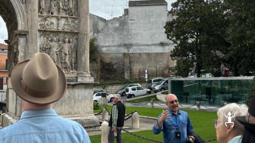 Particolare dell’Arco di Traiano con decorazioni romane, tappa imperdibile per chi ama l’archeologia in Campania