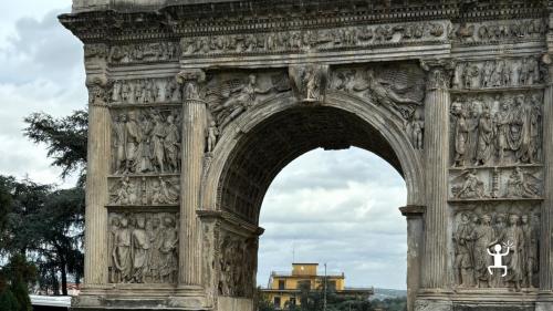 Sosta all’Arco di Traiano durante un tour nel centro storico di Benevento, perfetto per team building e addii al celibato in Campania