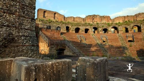 Esperienza culturale al Teatro Romano di Benevento, tra storia e bellezza, perfetta per gruppi e team building in Campania