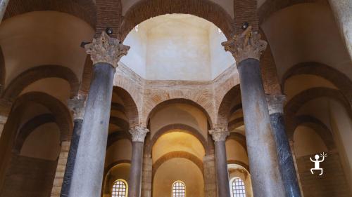Tour guidato nel centro storico di Benevento tra monumenti e leggende, ideale per coppie e gruppi in Campania