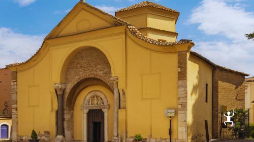 Visita guidata a Santa Sofia, Patrimonio UNESCO di Benevento, ideale per esperienze di gruppo in Campania