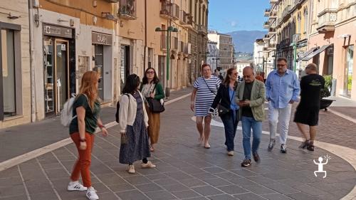 Vita quotidiana sul Corso Garibaldi di Benevento, ideale per esperienze autentiche e team building in Campania