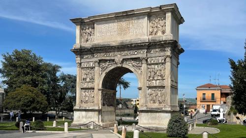 Tour guidato al celebre Arco di Traiano, simbolo di Benevento, perfetto per coppie o addii al nubilato culturale in Campania