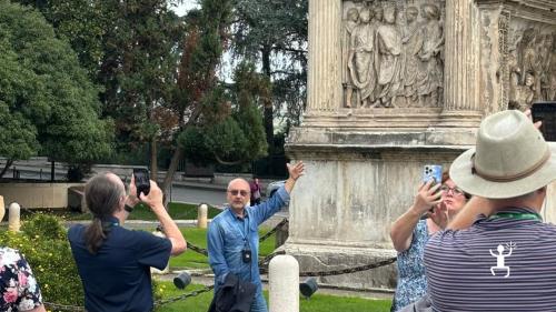 Vista suggestiva dell’Arco di Traiano durante una visita guidata a Benevento, esperienza per coppie e idee regalo in Campania