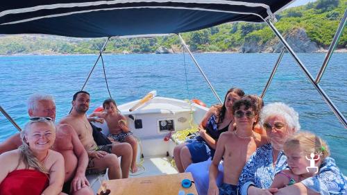 Tour tra grotte, fondali limpidi e natura incontaminata, perfetto per coppie, team building e gruppi in Campania