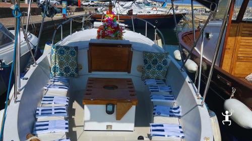 Intera giornata in barca da Agropoli tra baie, tuffi, relax e attività, ideale per team building e addii al nubilato
