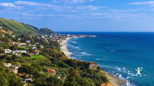 Esperienza in barca nel Cilento tra calette, snorkeling, SUP e degustazione, perfetta per gruppi e coppie in Campania