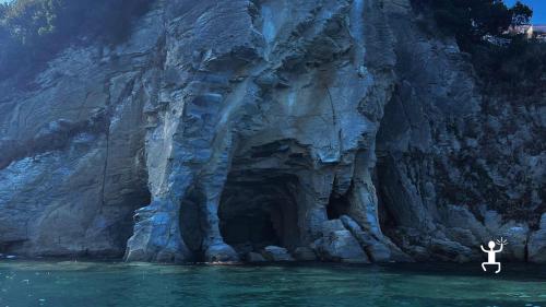 Giro in barca verso la Grotta dell’Elefante nel Cilento, perfetta per gruppi, addii al celibato e nubilato
