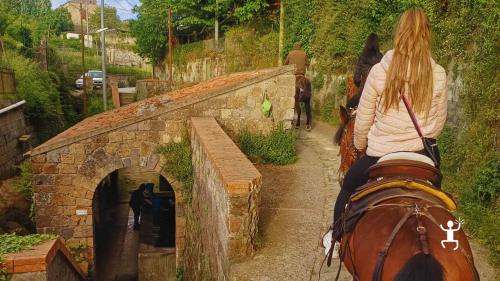 Percorso a cavallo tra i vicoli storici e la Cappella di San Sebastiano a Sant’Agata, autentica esperienza per coppie e amici
