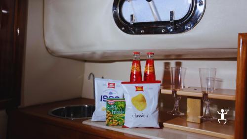 Aperitif an Bord eines Gozzo Sorrentino entlang der Amalfiküste ab Salerno ideales Erlebnis für Paare und Familien